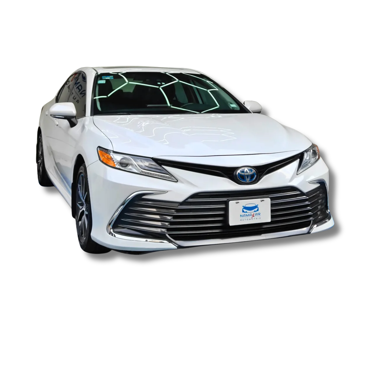 Auto sedán mediano de lujo Toyota Camry 2.5 HEV híbrido en su versión XLE año 2024 seminuevo en color blanco, vista exterior frontal en ángulo de tres cuartos derecha sobre fondo negro en Namacar Automotriz.