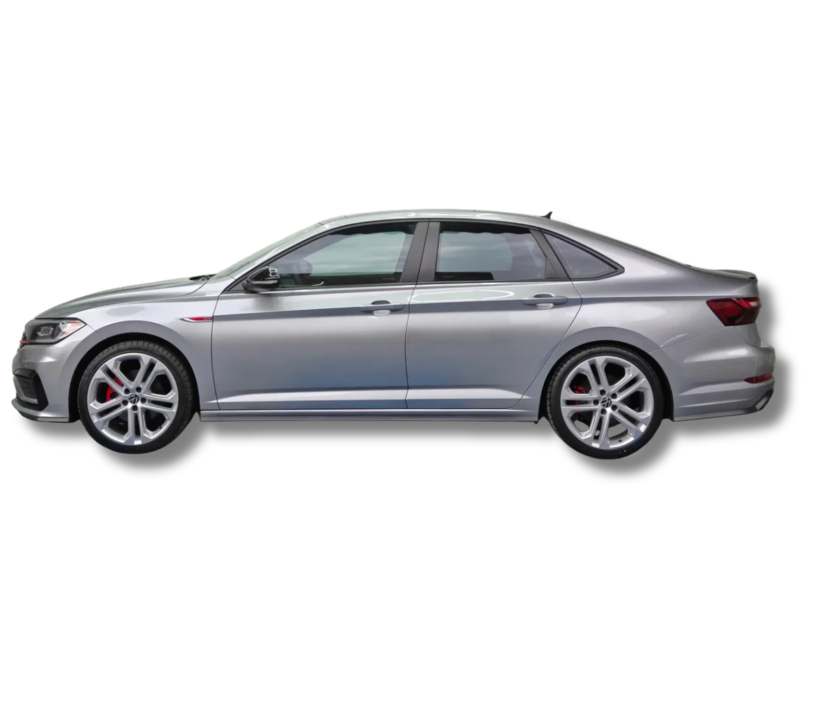 Auto sedán deportivo Volkswagen Jetta 2.0 GLI transmisión DSG automática año 2021 seminuevo en color plata, vista exterior lateral perfil izquierdo completo sobre fondo negro en Namacar Automotriz.