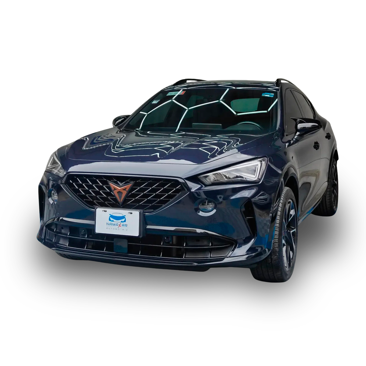 Camioneta SUV crossover deportiva Cupra Formentor 2.0 Mid 190 Hp 2WD transmisión DSG7 automática año 2022 seminueva en color azul marino, vista exterior frontal en ángulo de tres cuartos derecha sobre fondo negro en Namacar Automotriz.