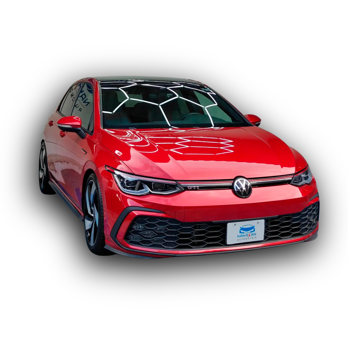 Auto deportivo hatchback Volkswagen Golf GTI 2.0 Turbo 241 Hp transmisión DSG7 automática año 2024 seminuevo en color rojo, vista exterior frontal en ángulo de tres cuartos derecha sobre fondo negro en Namacar Automotriz.